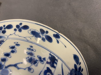 Een paar Chinese blauw-witte kommen met floraal decor, Kangxi